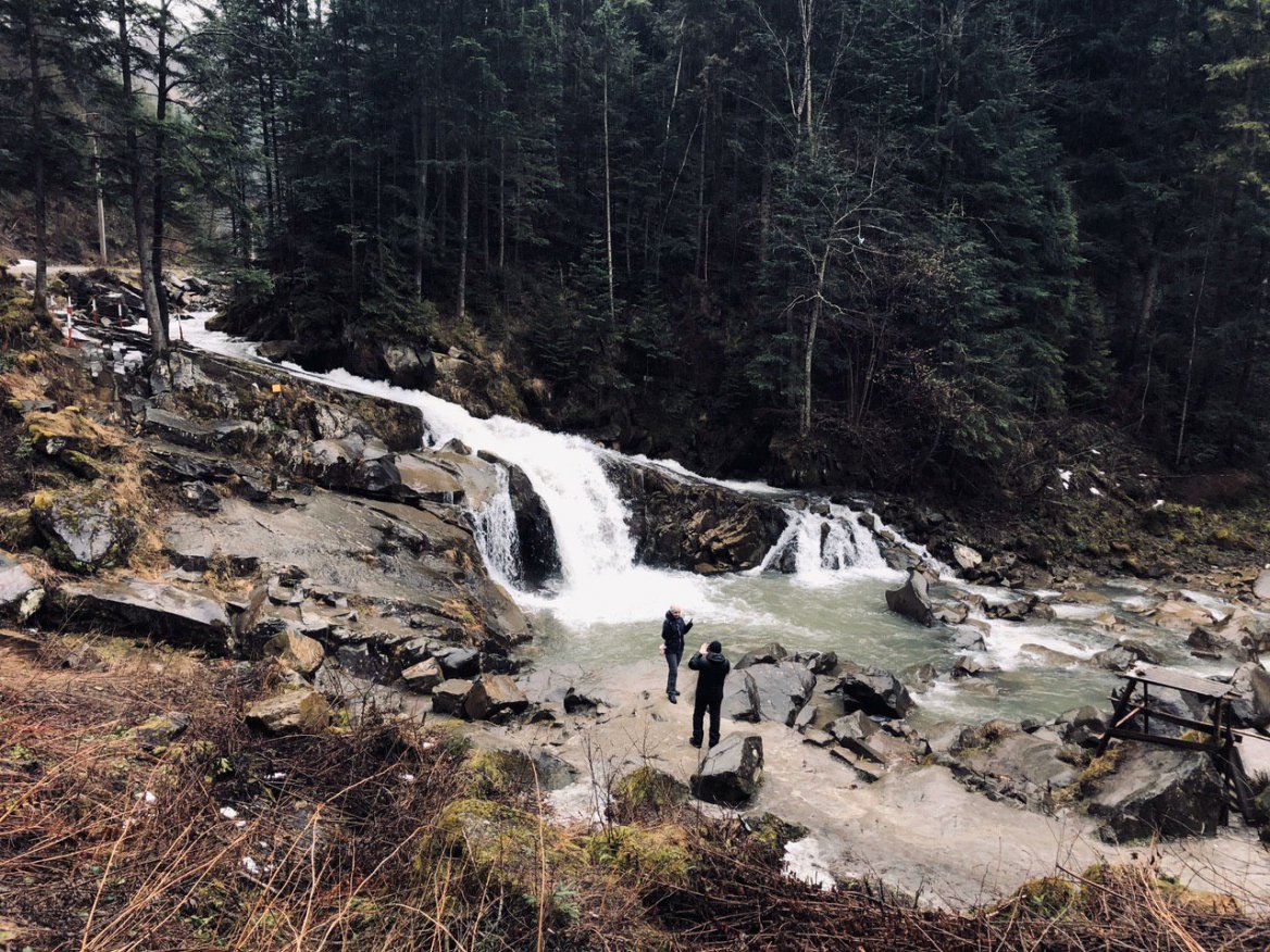 Кодопад Каменка в горах в Карпатах