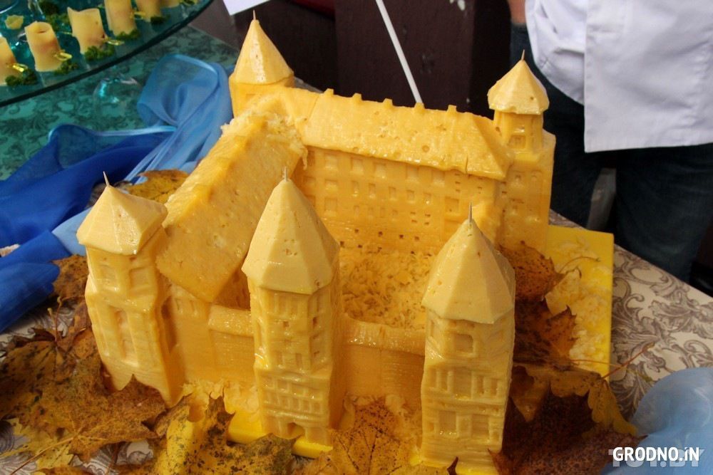 Сырный замок на фестивале сыра в Гродно