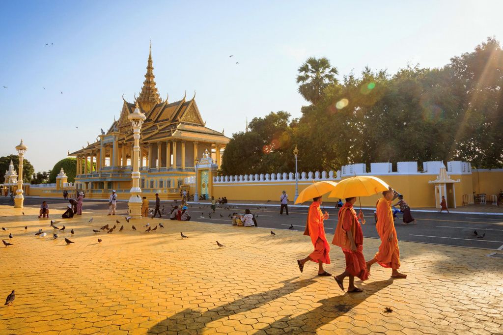 royal-palace-phnom-penh-cambodia.adapt.1900.1.jpg