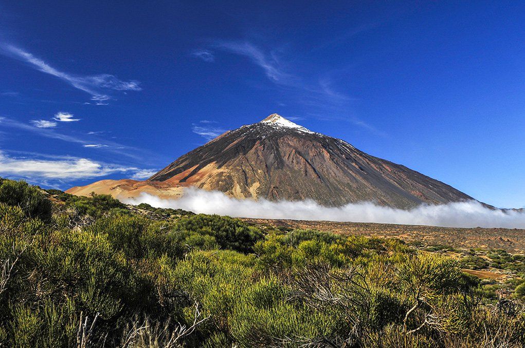 Snow-covered-peak-of-Teide-Tenerife_shutterstock_122683879.jpg