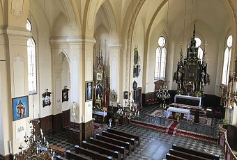 Там бьет крылом История сама