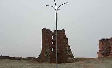 Посреди Новогрудского замка установили фонарь