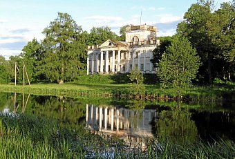 Там бьет крылом История сама