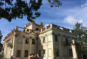 Там бьет крылом История сама