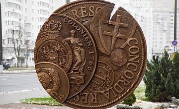 Трехметровую монету в центре Минска назвали белорусским брендом года
