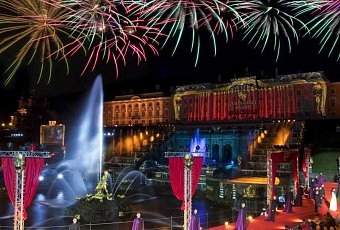 Праздник открытия фонтанов в Санкт-Петербурге