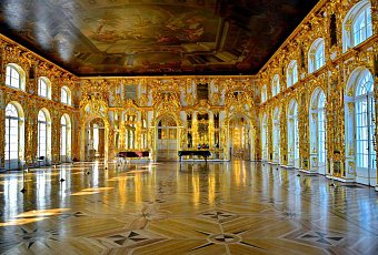 Праздник открытия фонтанов в Санкт-Петербурге