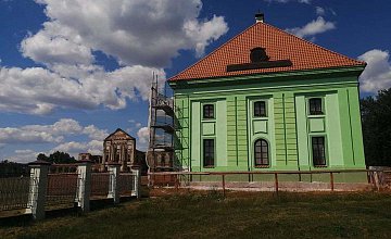 Фасад корпуса Ружанского дворца красят в светло-зеленый цвет